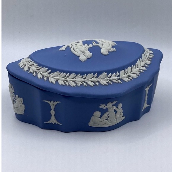 Wedgwood Jasperware Trinket Box With Lid Vintage Cherubs Cream On Blue - Picture 1 of 9